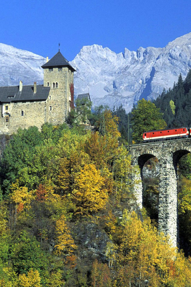 Sfondi Austrian Castle and Train 640x960
