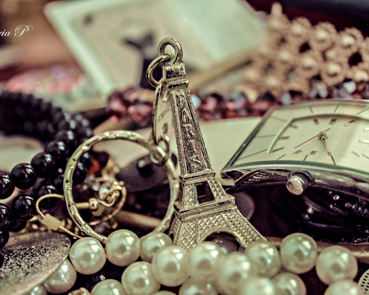 Das Eiffel Tower Key Chain Wallpaper 1280x1024