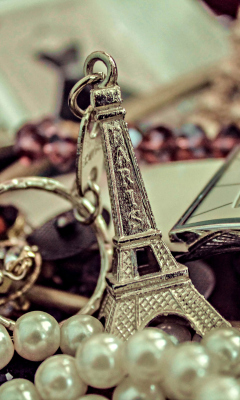 Обои Eiffel Tower Key Chain 240x400