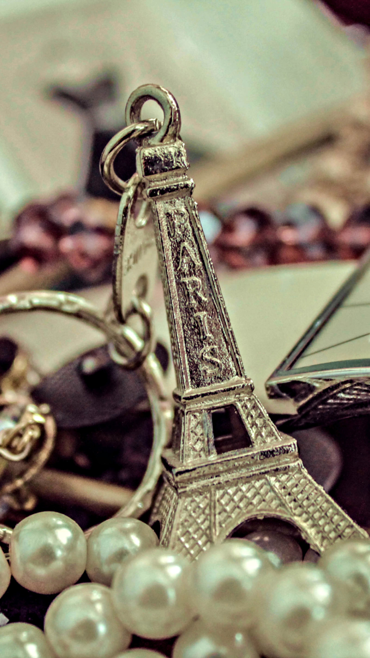 Fondo de pantalla Eiffel Tower Key Chain 750x1334