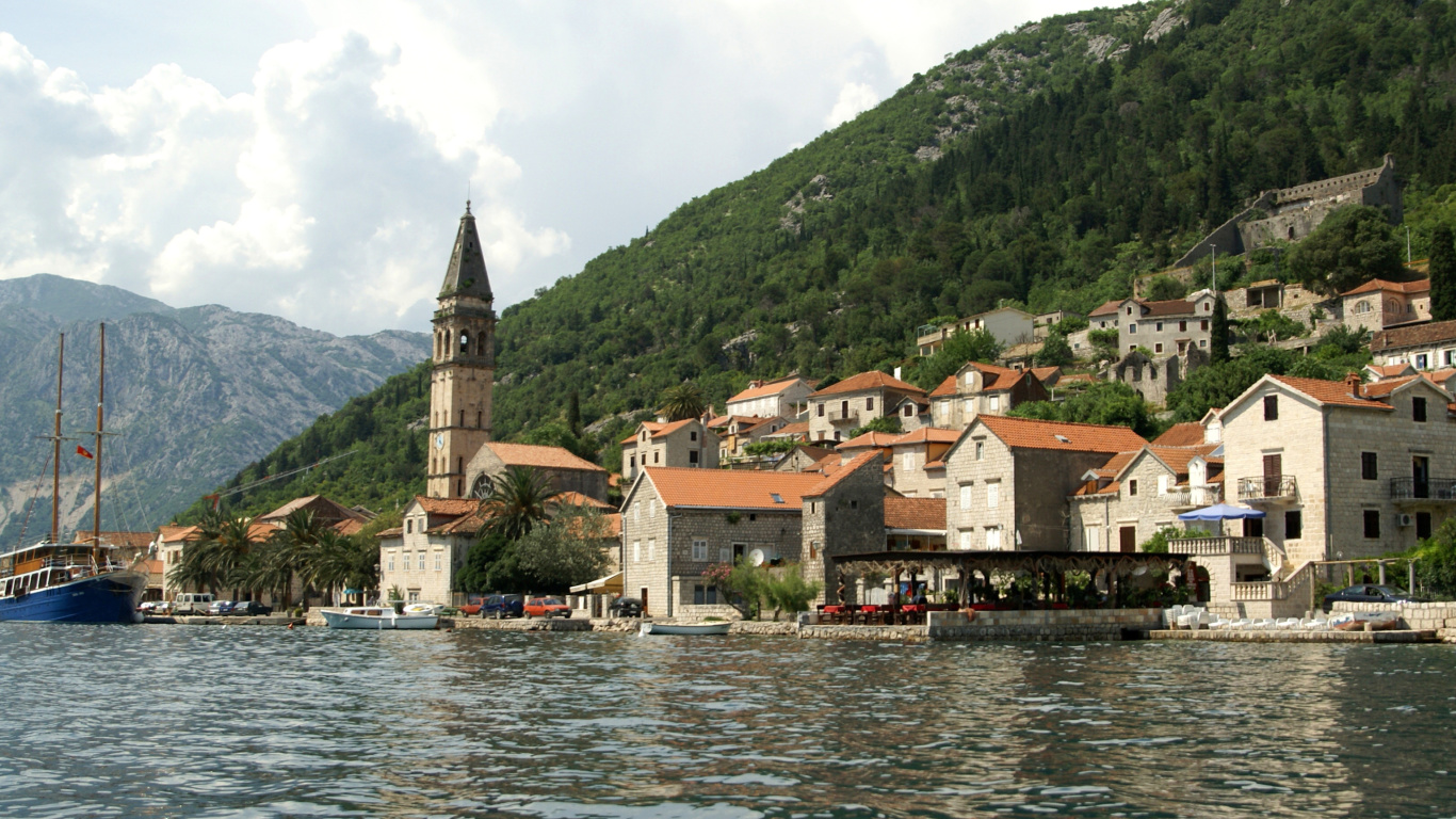 Fondo de pantalla Perast in Montenegro 1366x768