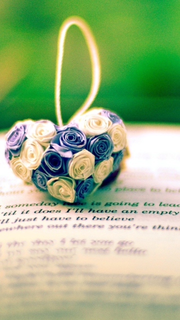 Fondo de pantalla Flower Heart On Love Book 360x640