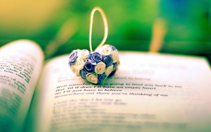 Sfondi Flower Heart On Love Book