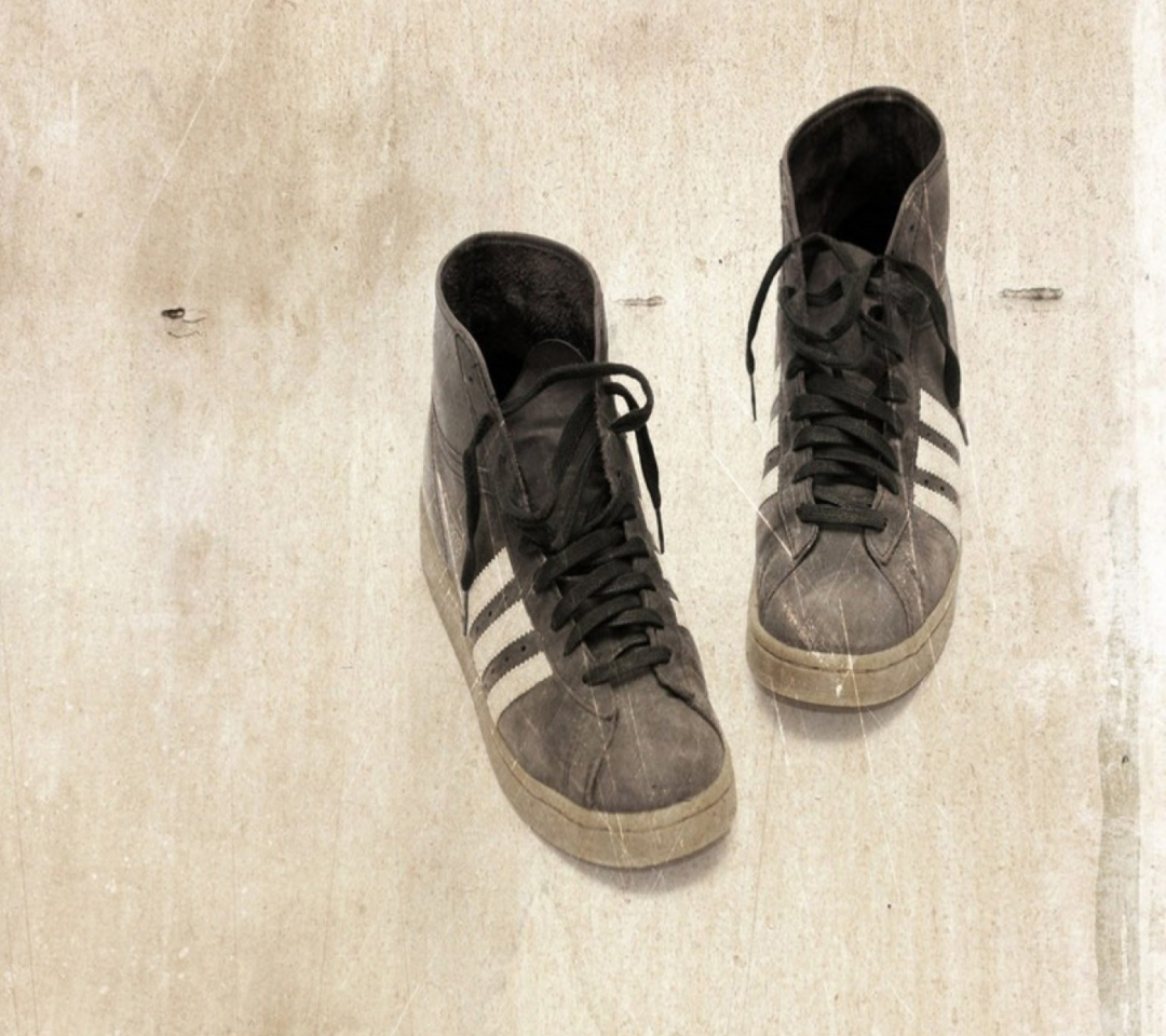 Das Grungy Sneakers Wallpaper 1080x960