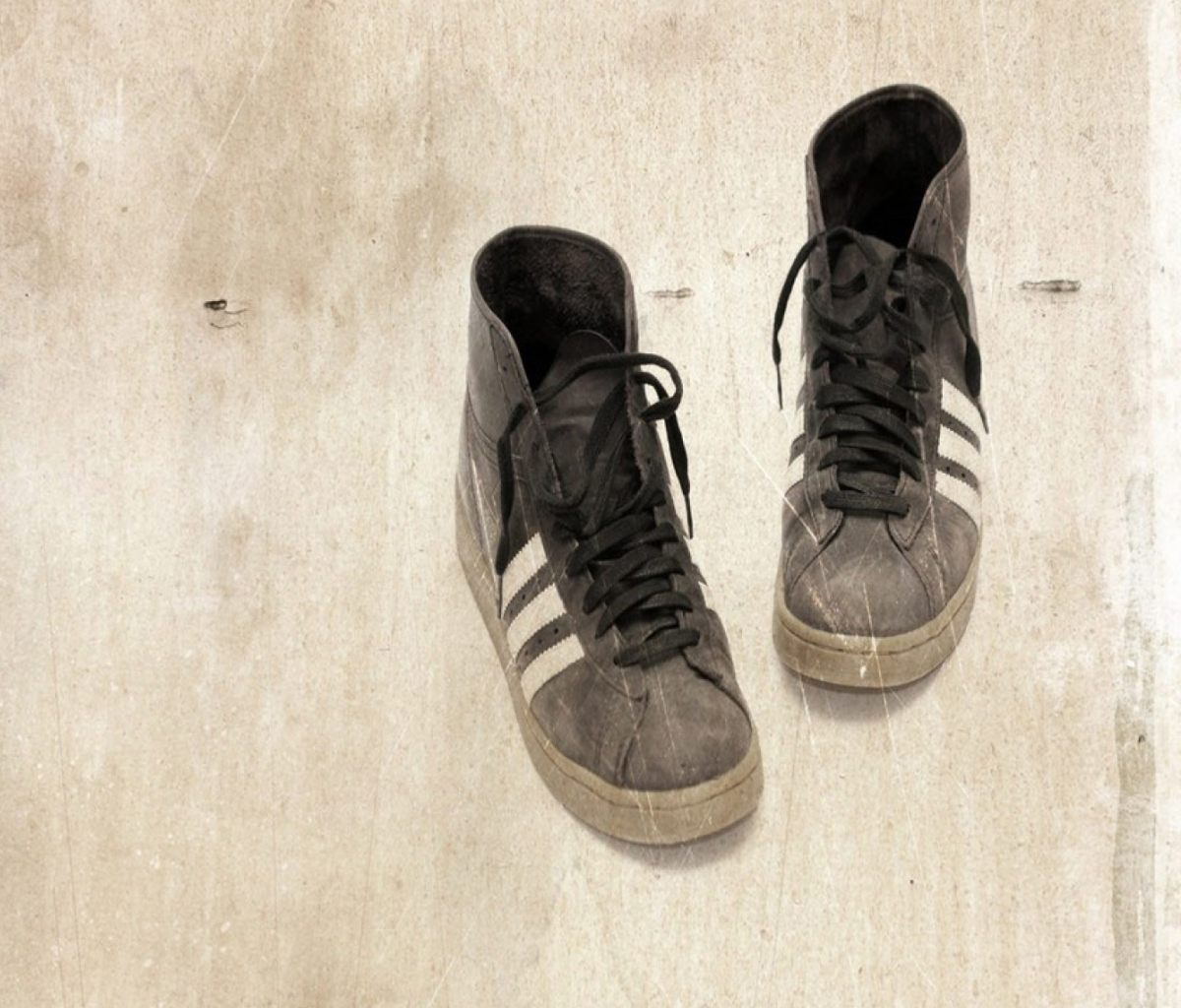 Das Grungy Sneakers Wallpaper 1200x1024
