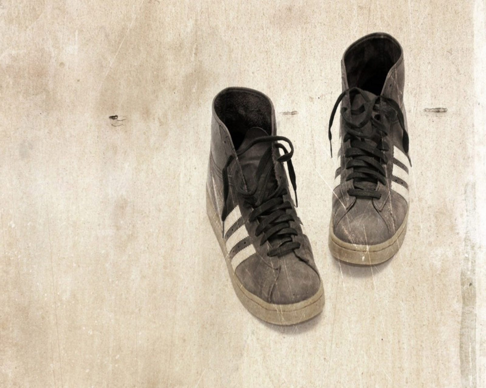 Grungy Sneakers wallpaper 1600x1280