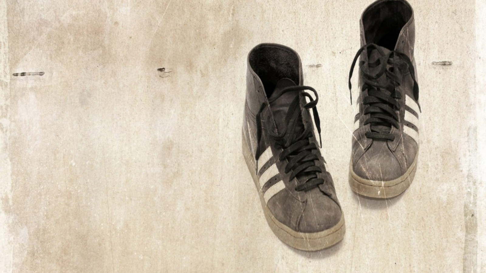 Das Grungy Sneakers Wallpaper 1600x900