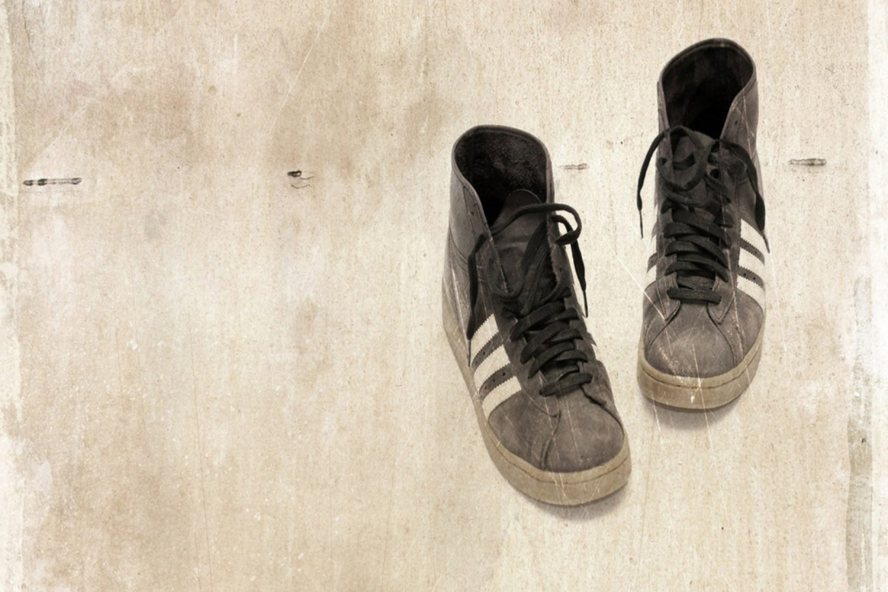 Grungy Sneakers wallpaper 2880x1920