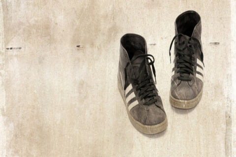 Das Grungy Sneakers Wallpaper 480x320