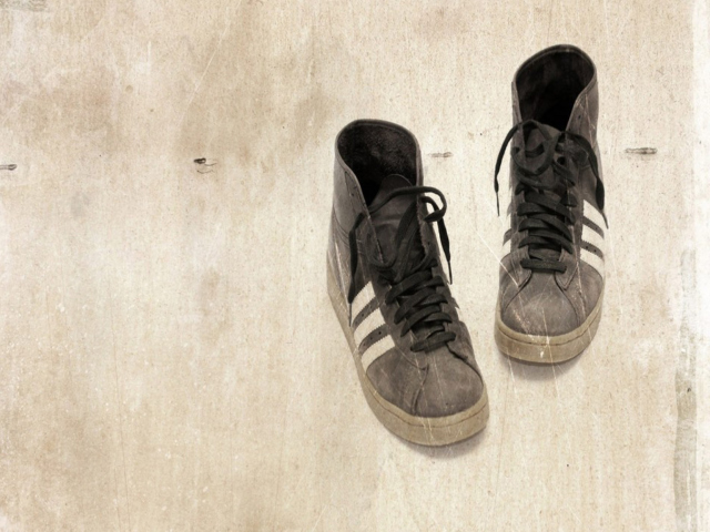 Grungy Sneakers wallpaper 640x480