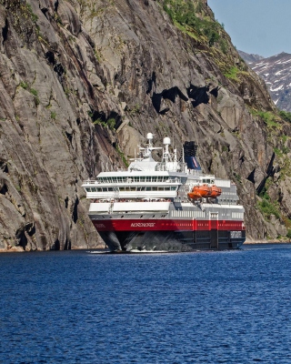 Norway Cruise Background for 240x320