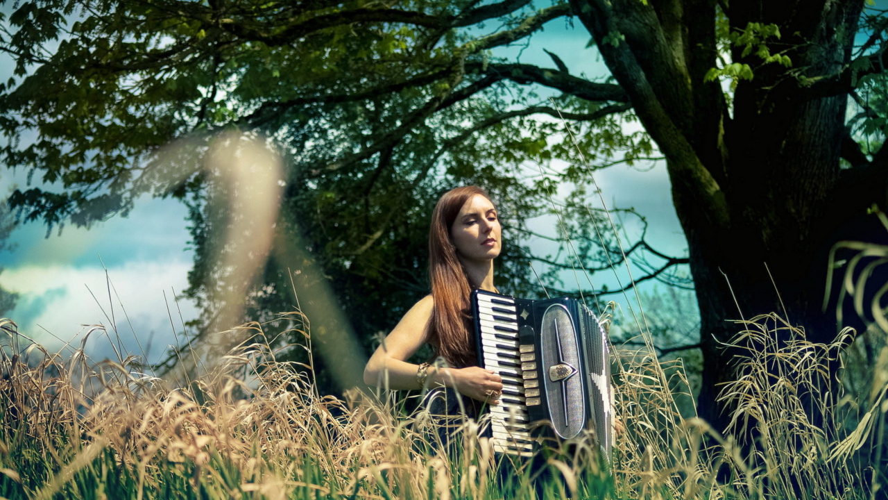 Das Girl Playing Accordion Wallpaper 1280x720