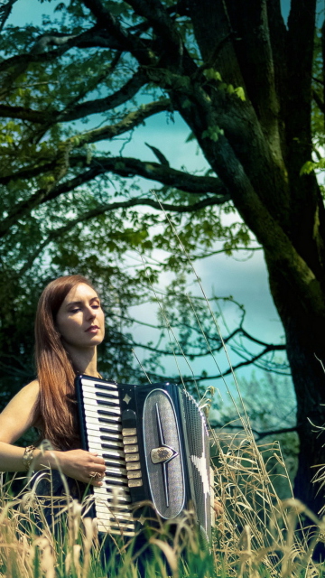 Sfondi Girl Playing Accordion 360x640