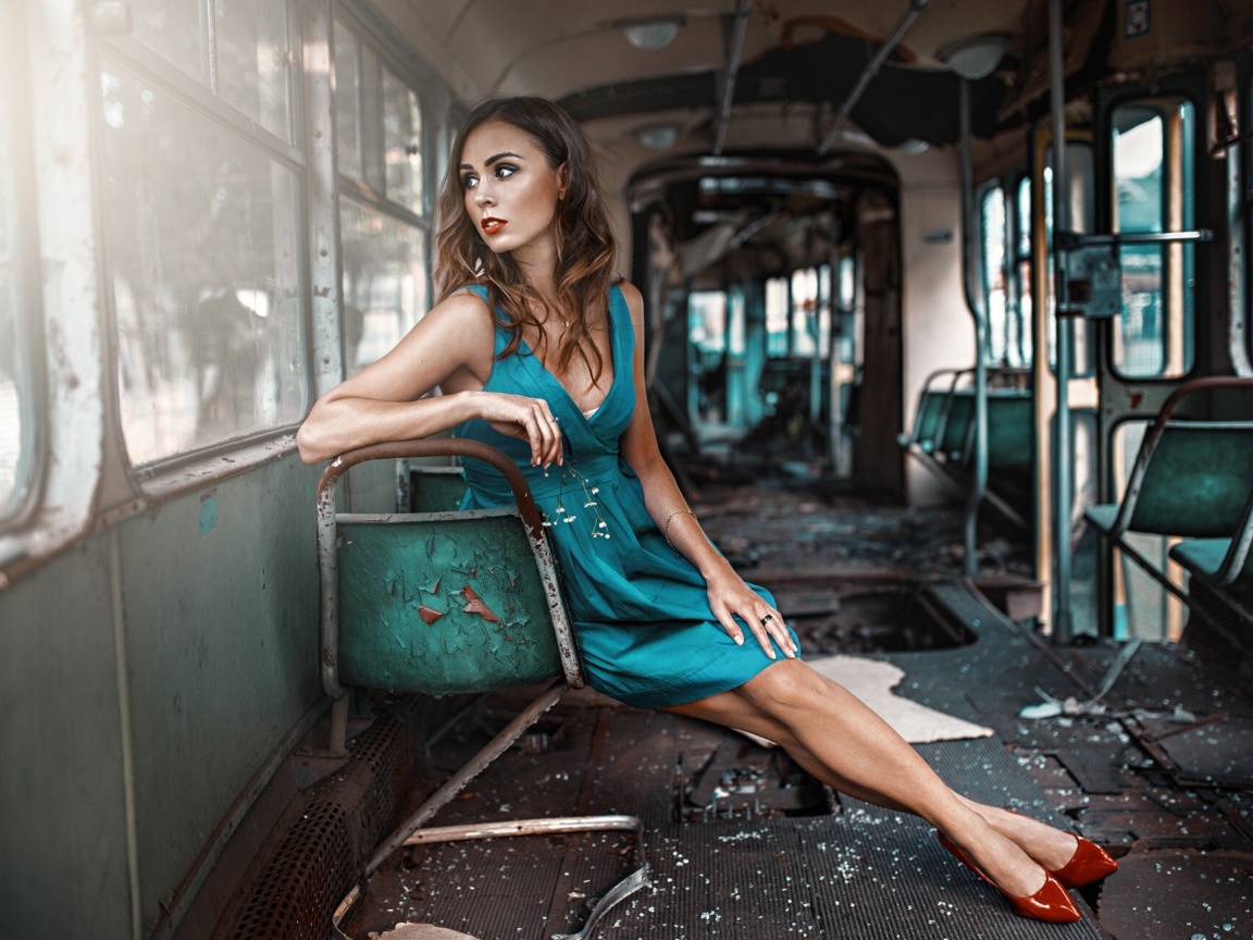 Обои Girl in abandoned train 1152x864