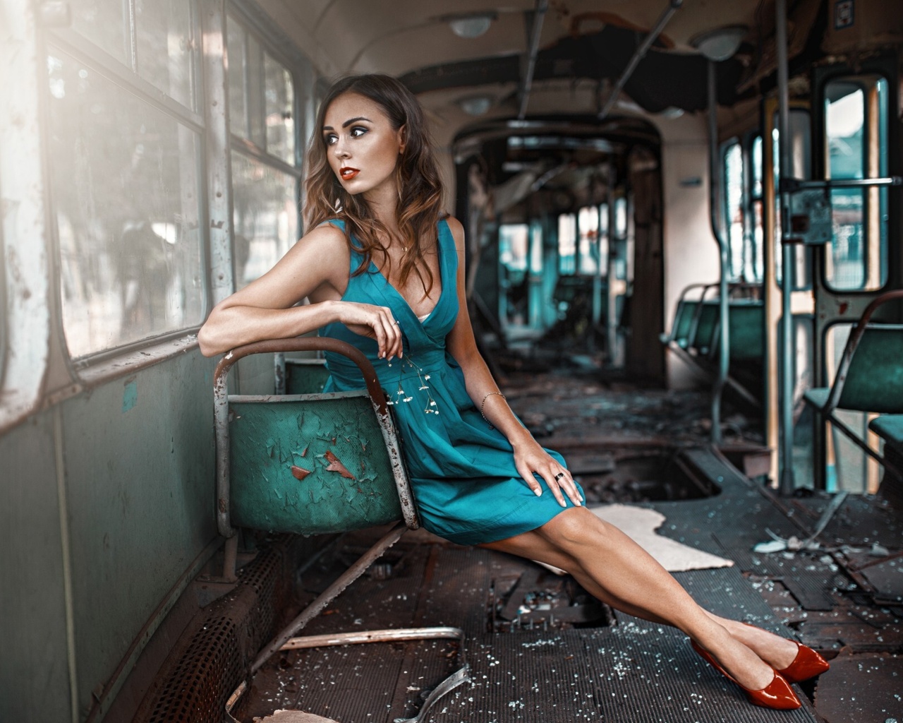 Das Girl in abandoned train Wallpaper 1280x1024