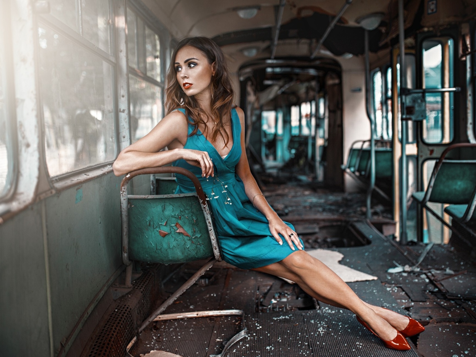 Обои Girl in abandoned train 1600x1200