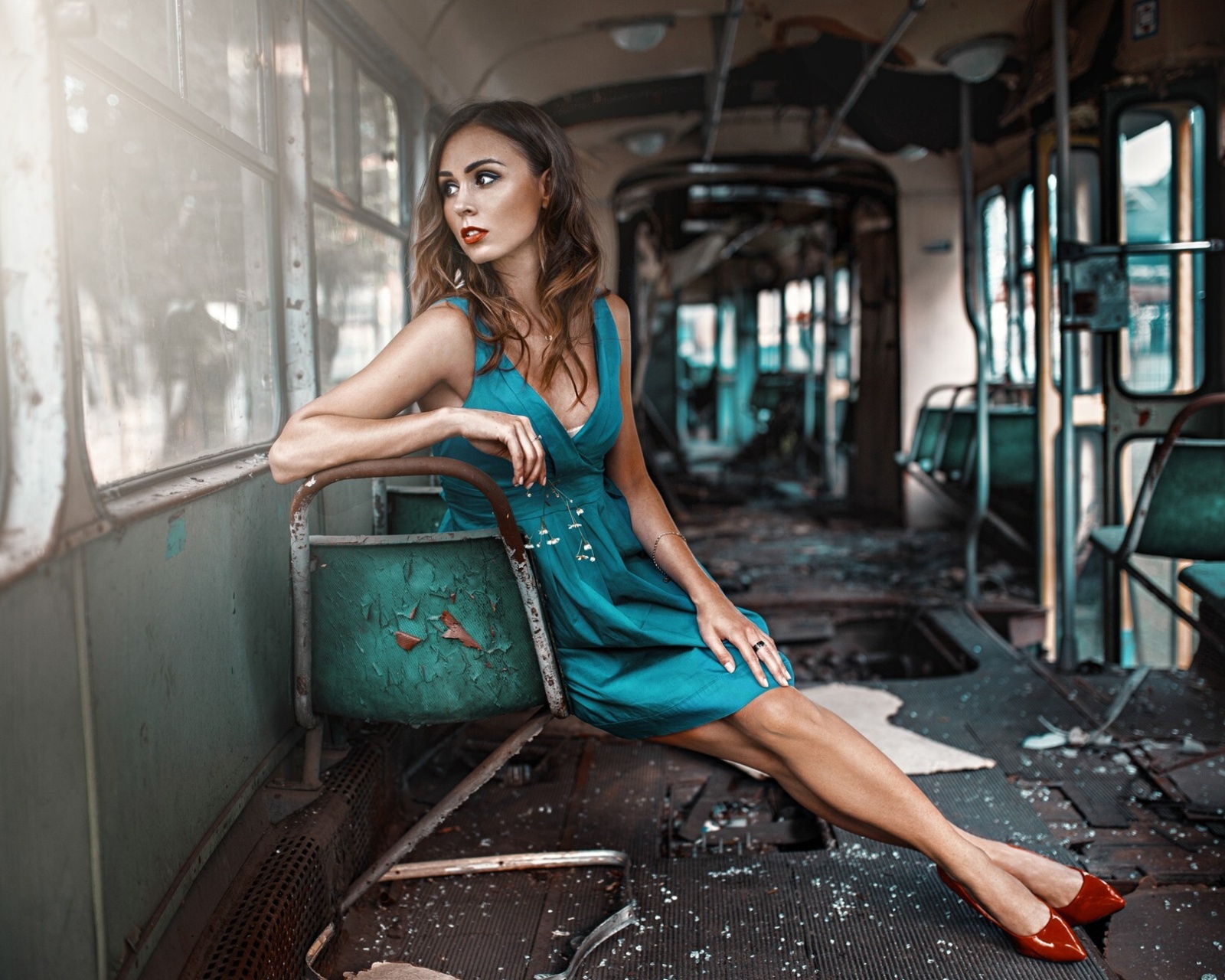 Обои Girl in abandoned train 1600x1280