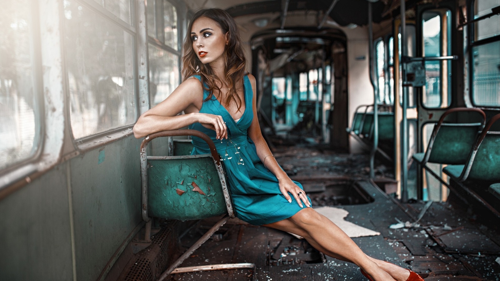 Обои Girl in abandoned train 1600x900