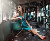 Screenshot №1 pro téma Girl in abandoned train 176x144