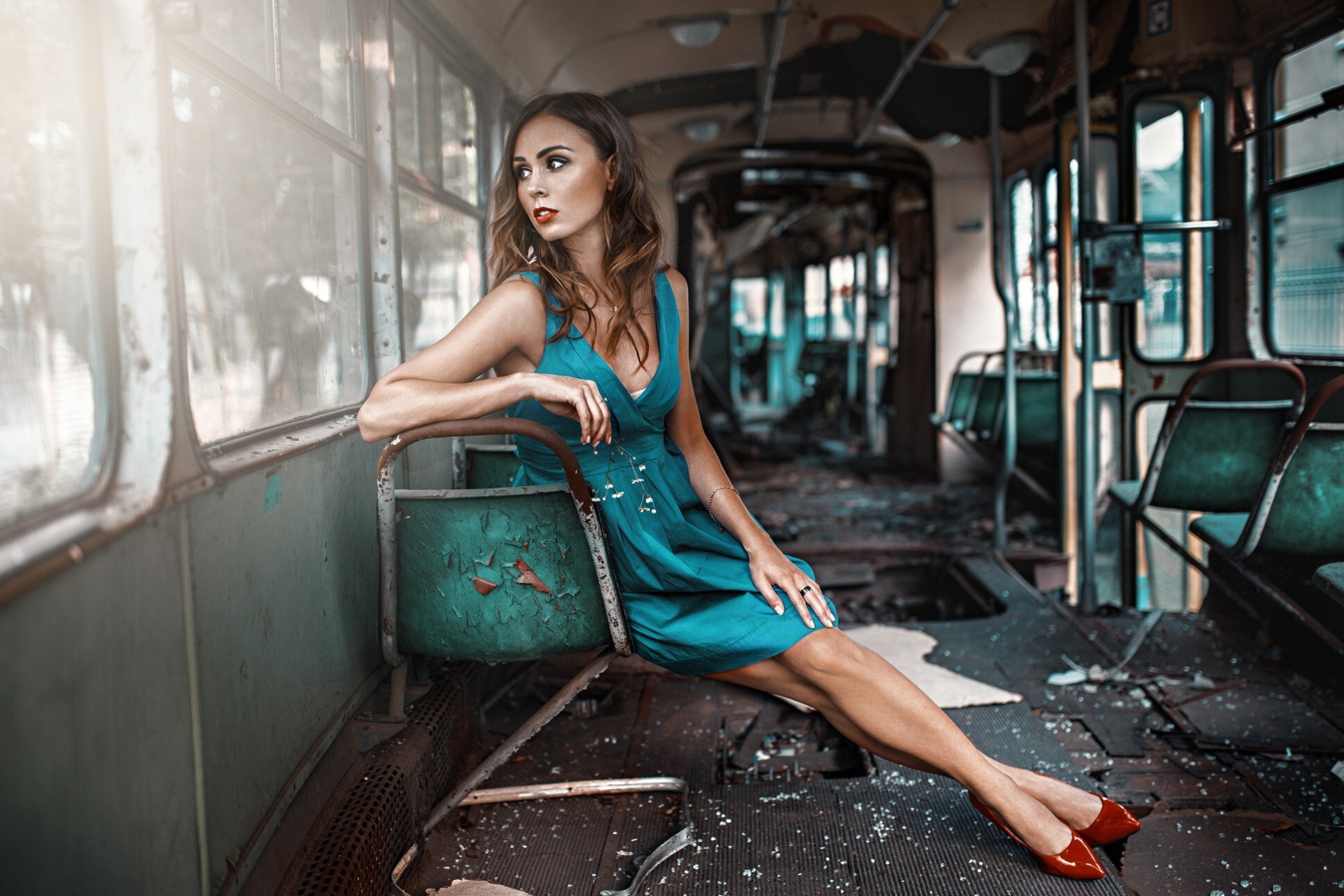 Феминистка в поезде. Damian-piorko. Девушка в трамвае. Девушка в платье в трамвае. Фотосессия в трамвае.