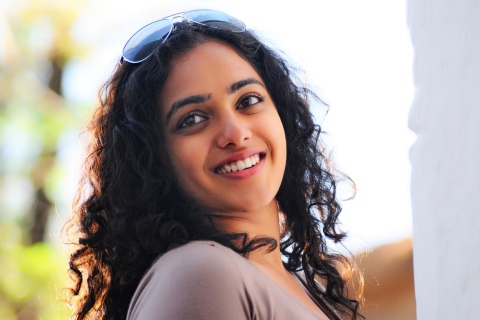 Sfondi Actress Nithya Menon 480x320