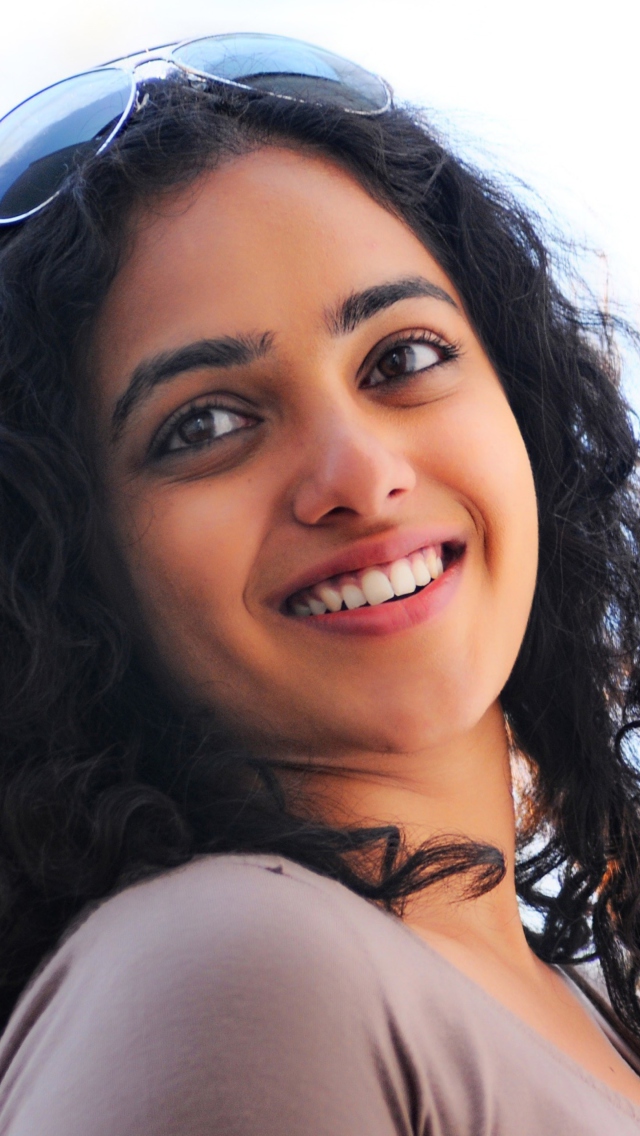 Sfondi Actress Nithya Menon 640x1136