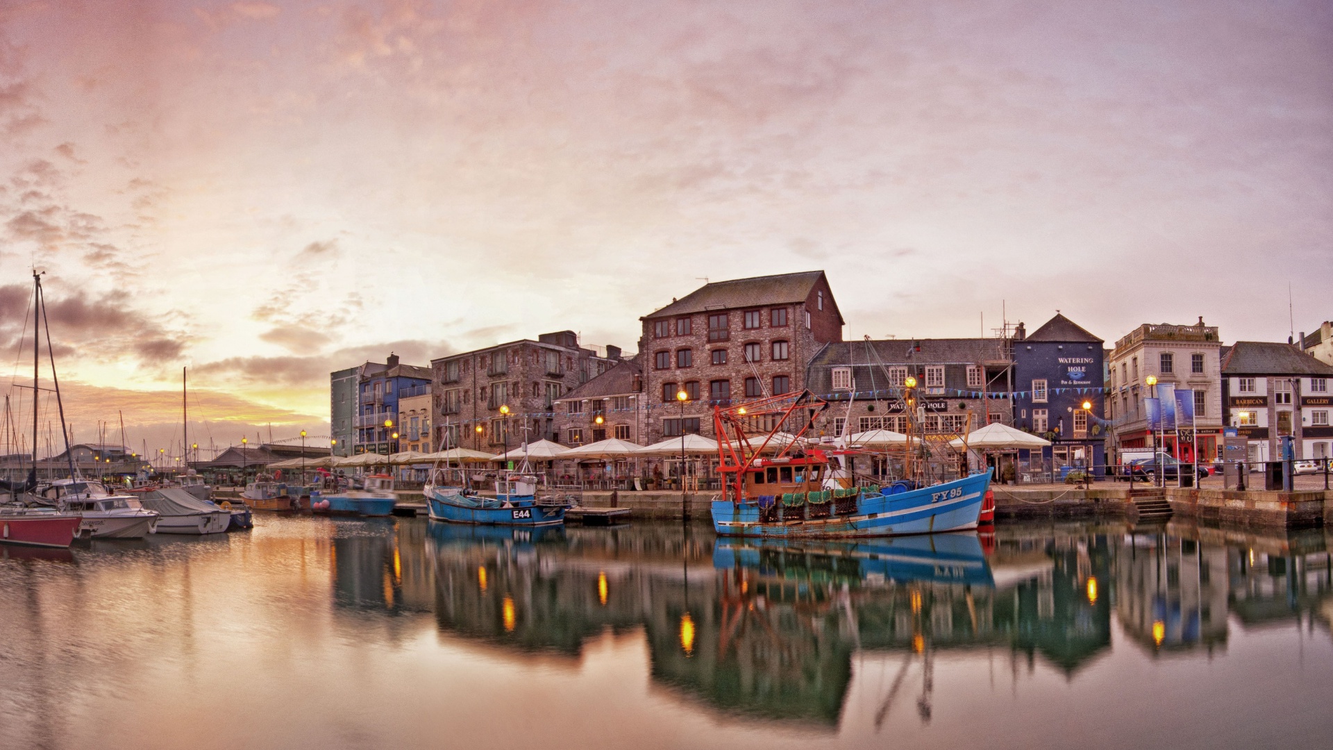 Sfondi Fishing Boats On Waterfront 1920x1080