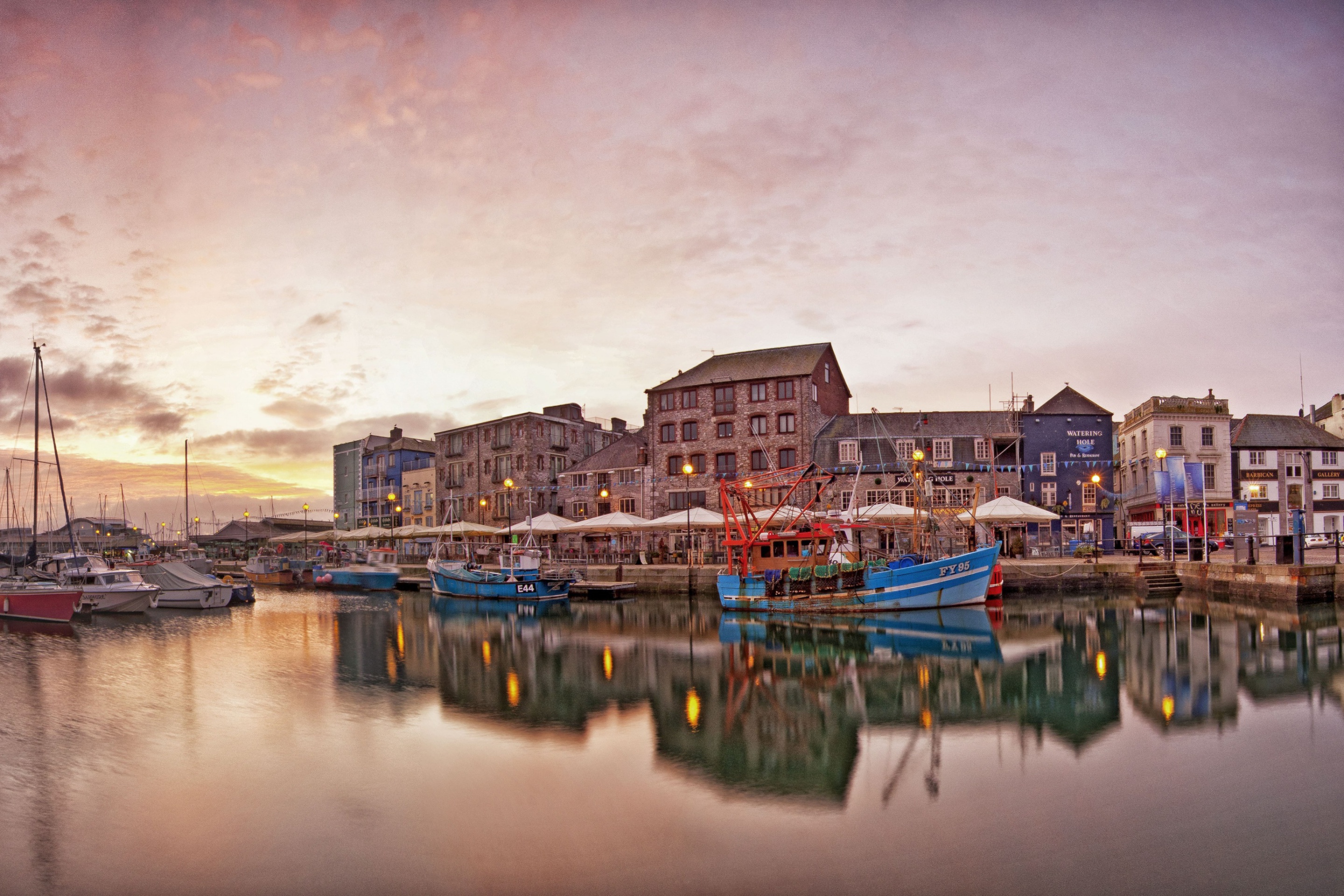 Das Fishing Boats On Waterfront Wallpaper 2880x1920