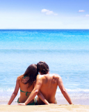 Das Couple On Beach Wallpaper 128x160