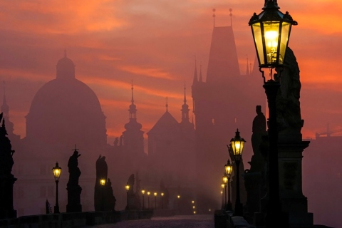 Das Charles Bridge - Prague in fog Wallpaper 480x320