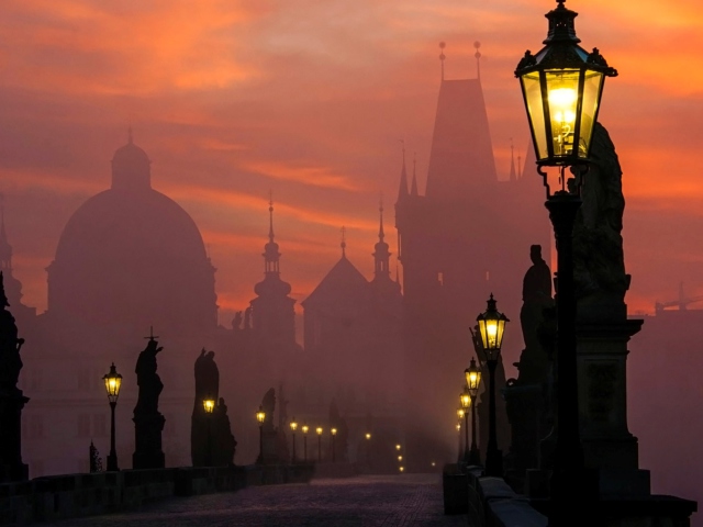 Das Charles Bridge - Prague in fog Wallpaper 640x480