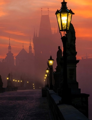 Charles Bridge - Prague in fog - Obrázkek zdarma pro iPhone 4S