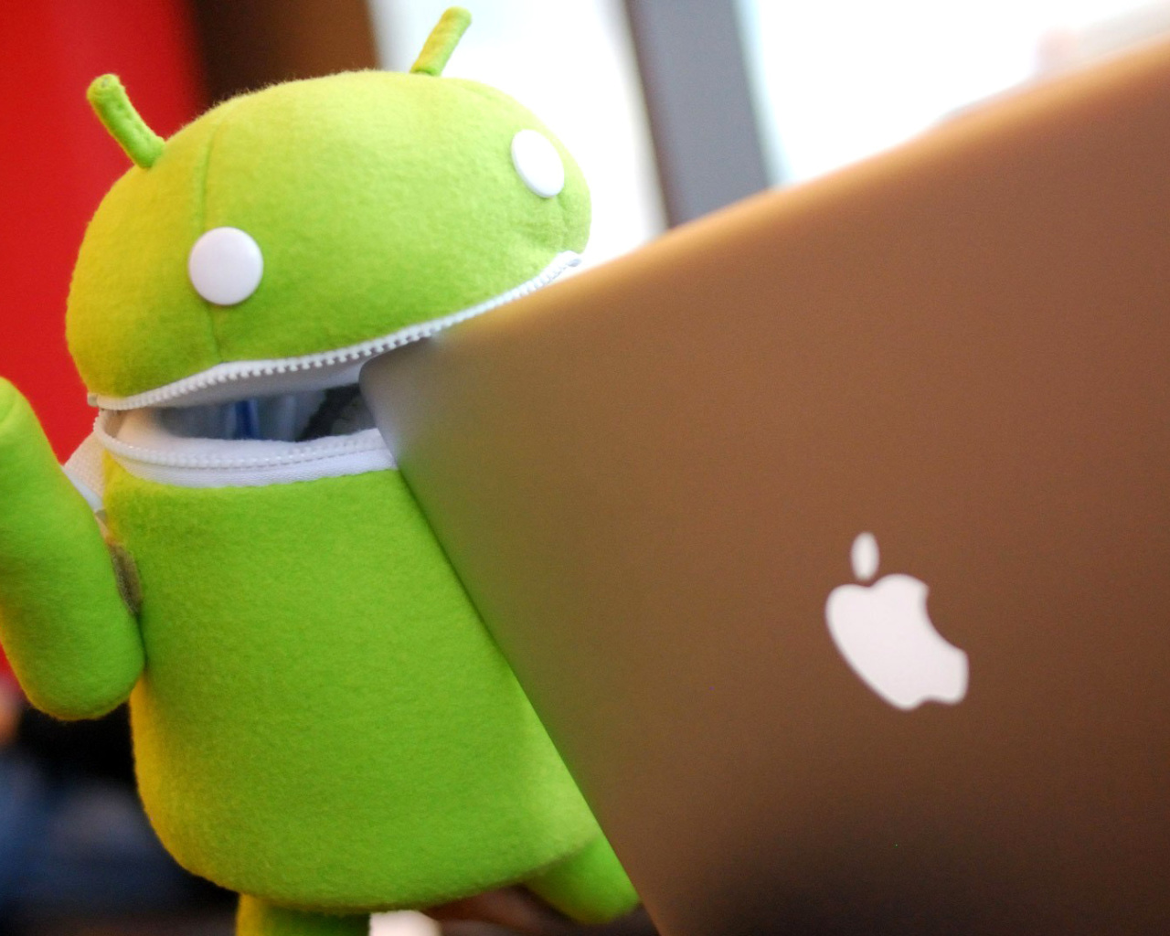 Das Android Robot and Apple MacBook Air Laptop Wallpaper 1280x1024