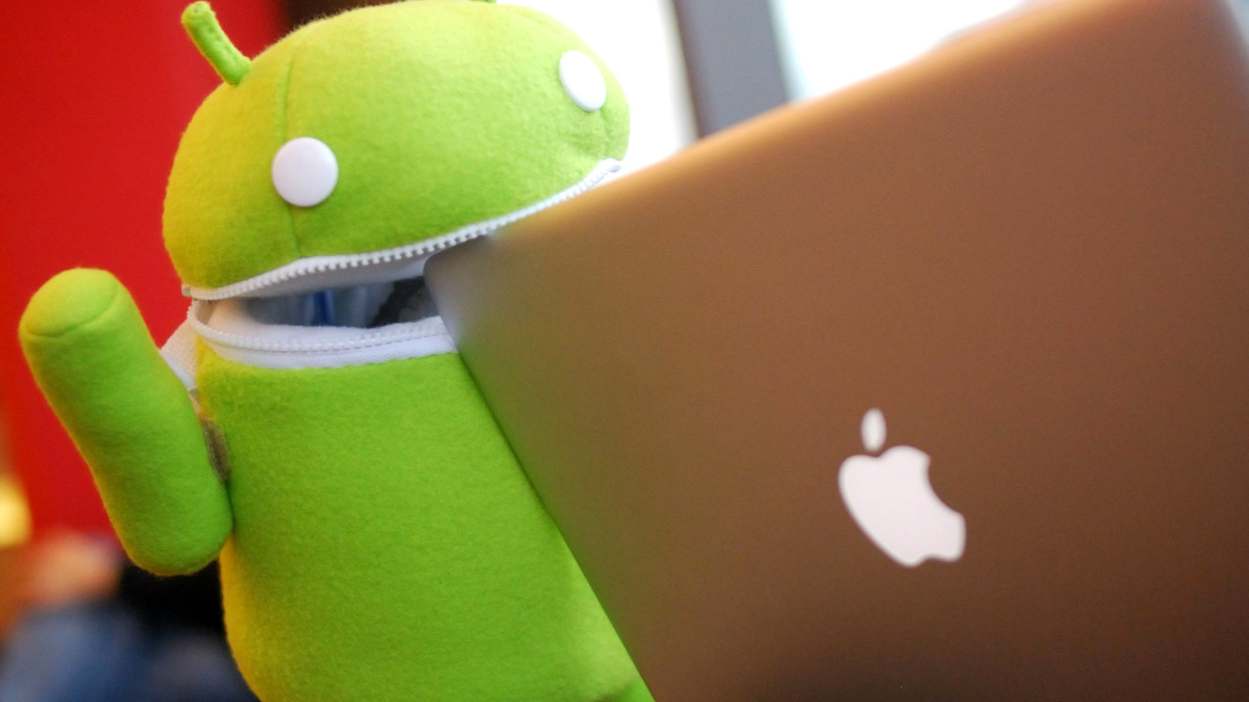 Das Android Robot and Apple MacBook Air Laptop Wallpaper 1366x768