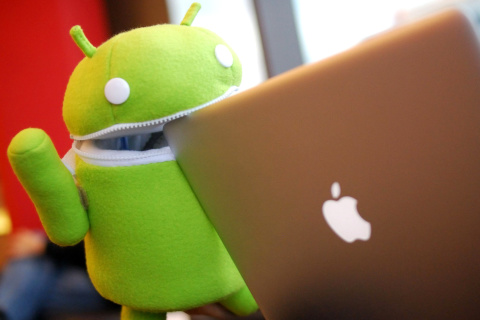 Das Android Robot and Apple MacBook Air Laptop Wallpaper 480x320