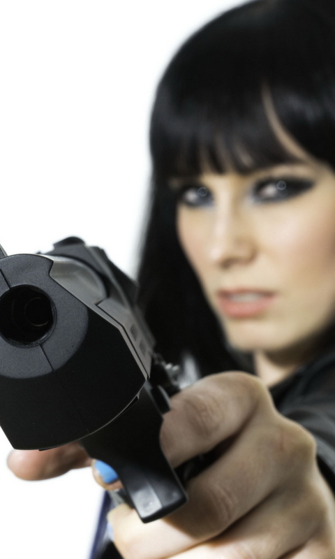 Das Brunette With Gun Wallpaper 480x800