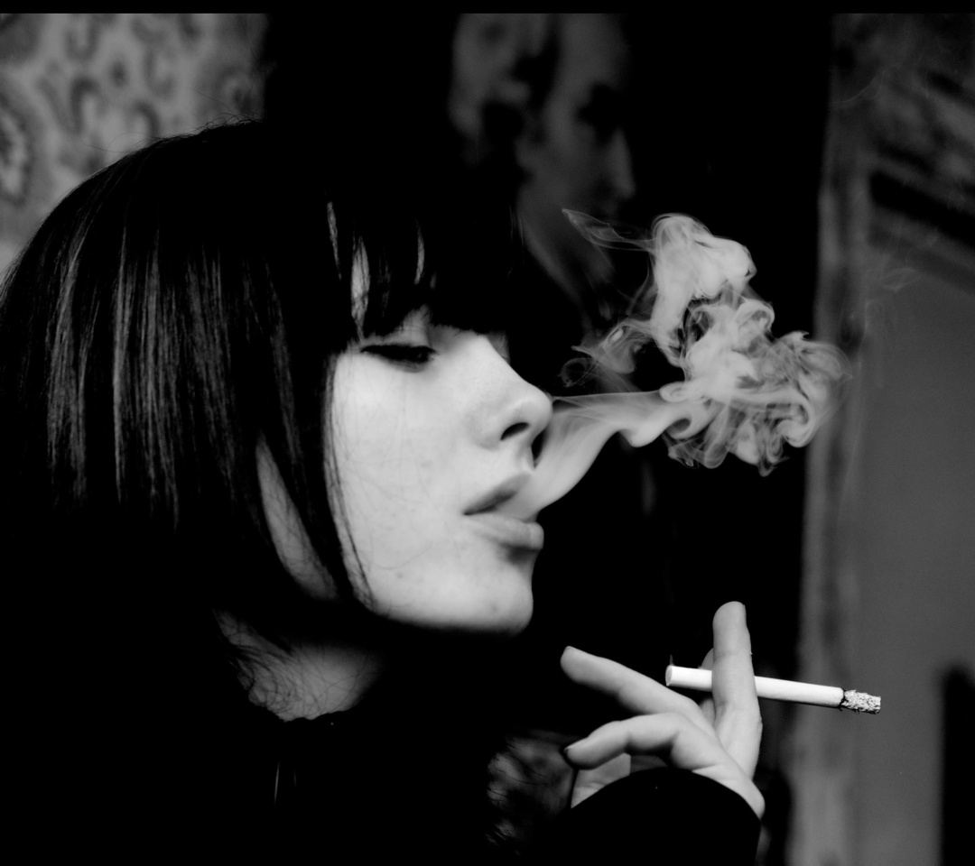 Das Black and white photo smoking girl Wallpaper 1080x960