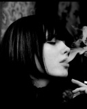 Das Black and white photo smoking girl Wallpaper 128x160