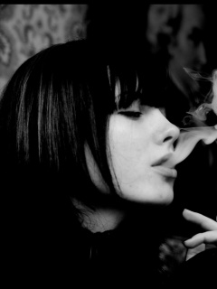 Das Black and white photo smoking girl Wallpaper 240x320