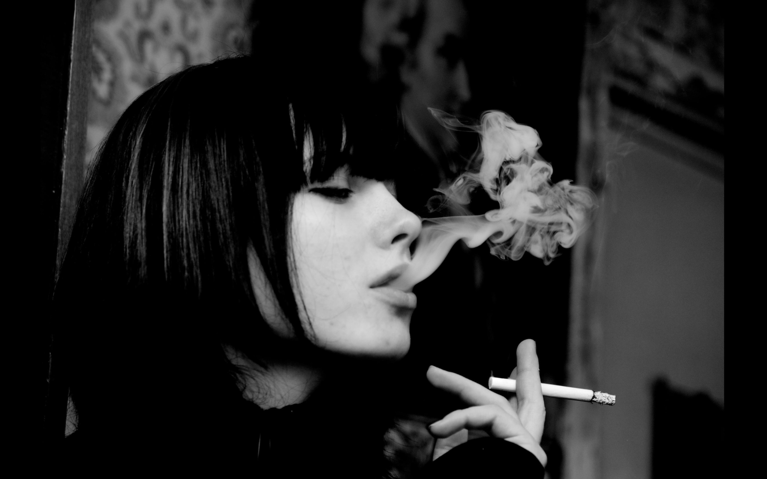 Black and white photo smoking girl wallpaper 2560x1600