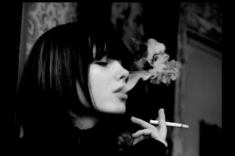 Обои Black and white photo smoking girl 480x320