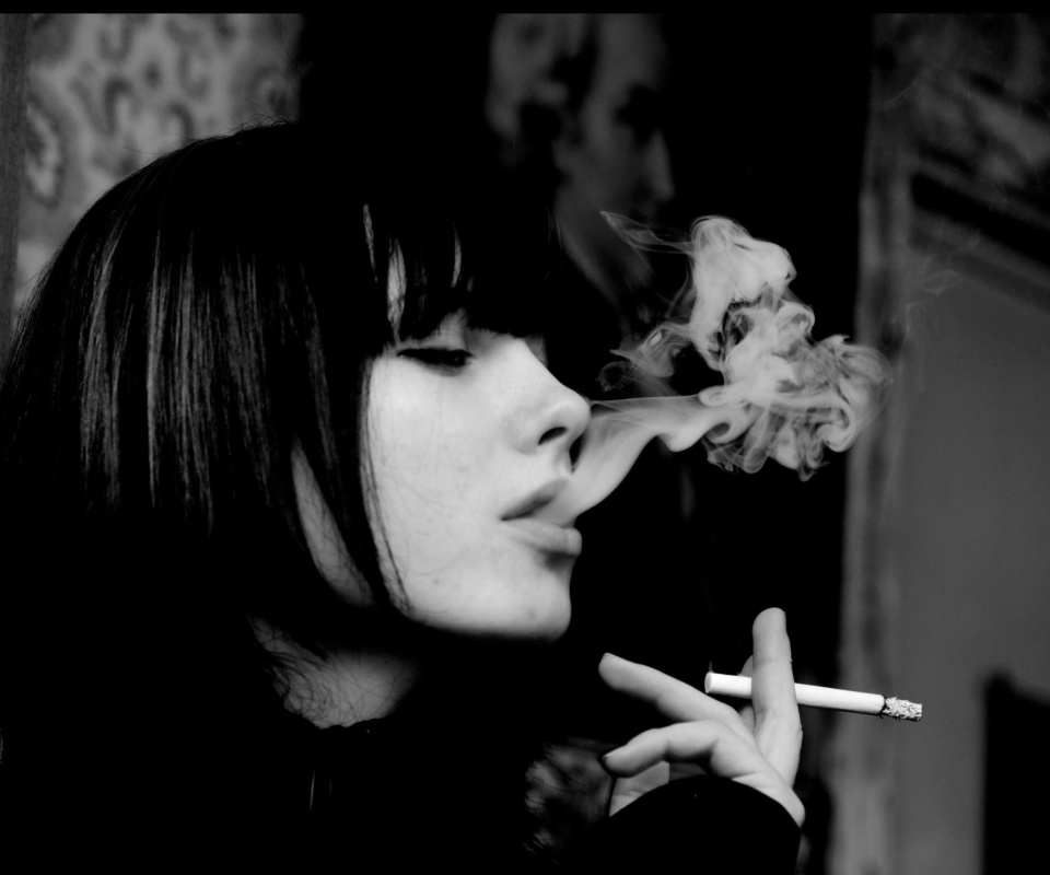 Das Black and white photo smoking girl Wallpaper 960x800