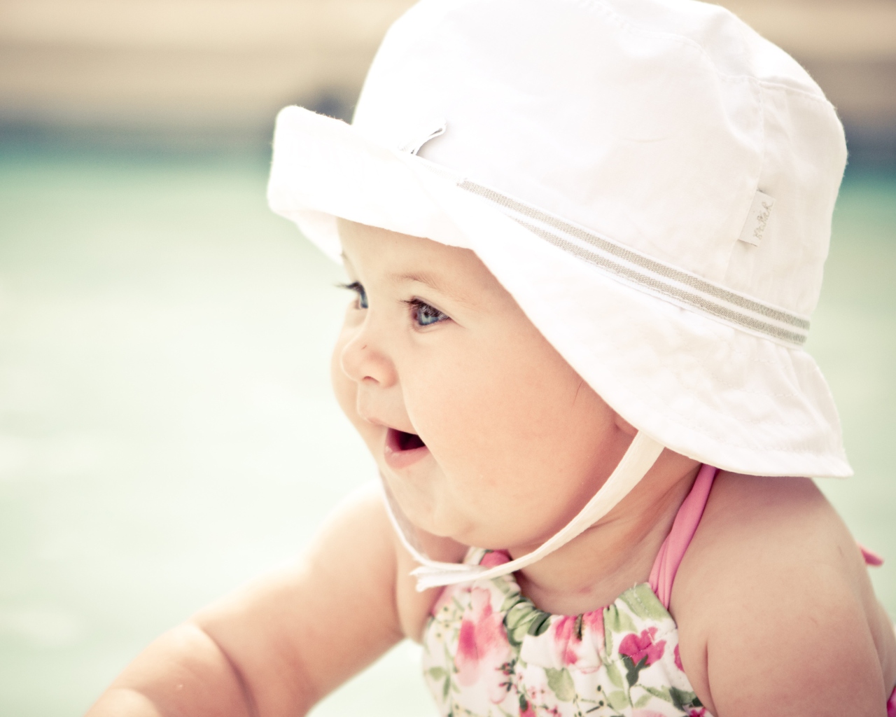 Cute Baby In Hat wallpaper 1280x1024