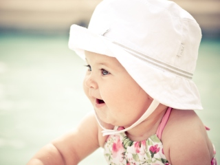 Обои Cute Baby In Hat 320x240