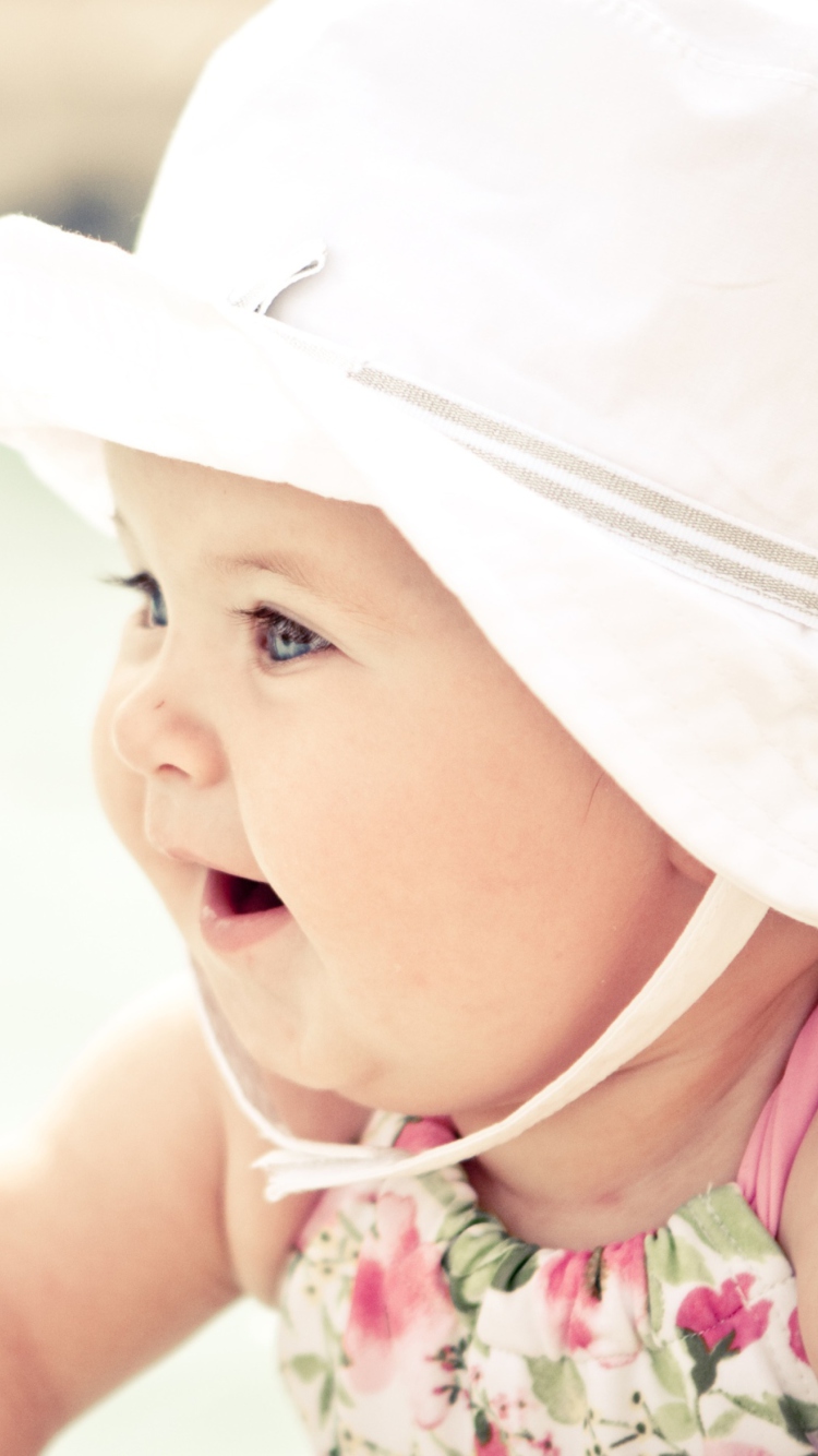 Das Cute Baby In Hat Wallpaper 750x1334