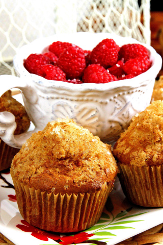 Sfondi Muffins and Raspberries 320x480