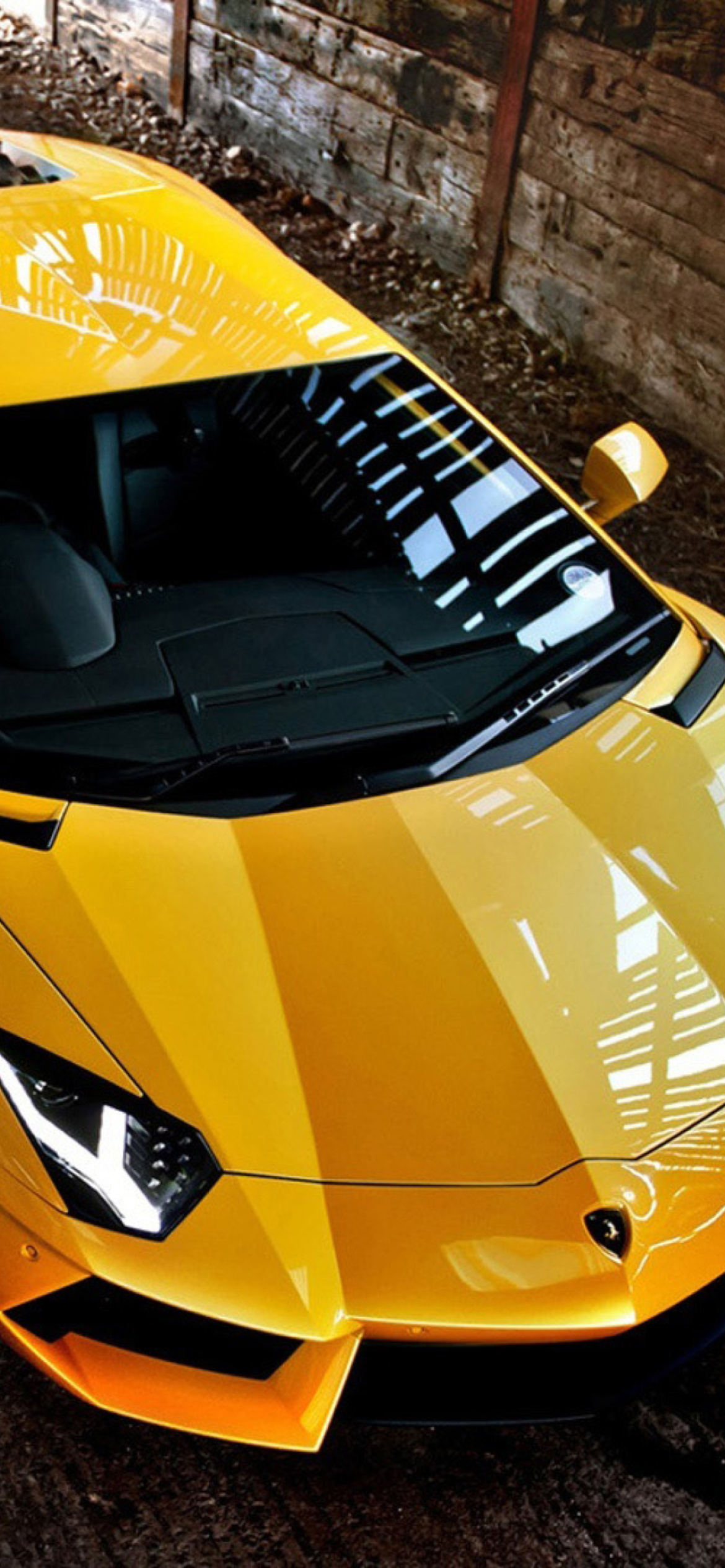 Fondo de pantalla Yellow Lamborghini Aventador 1170x2532