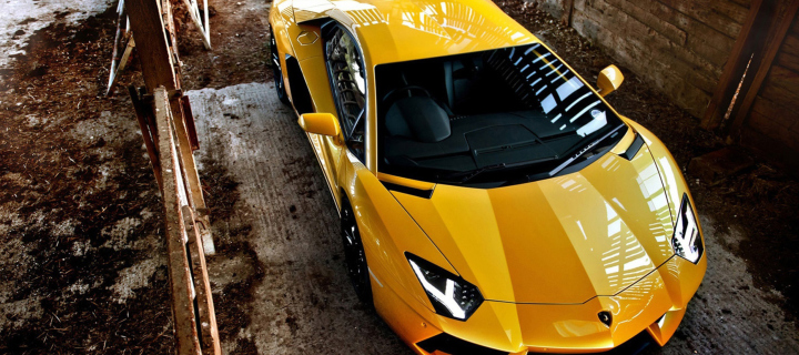 Fondo de pantalla Yellow Lamborghini Aventador 720x320