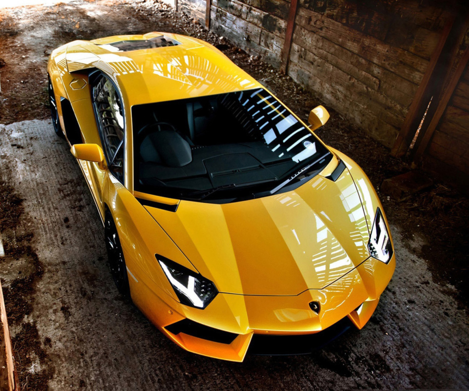 Das Yellow Lamborghini Aventador Wallpaper 960x800