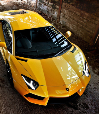 Kostenloses Yellow Lamborghini Aventador Wallpaper für 128x160